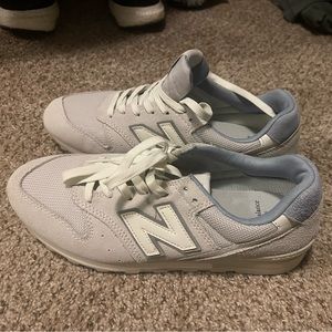 Never worn new balance 996s. Grey/cream/light blue color way.